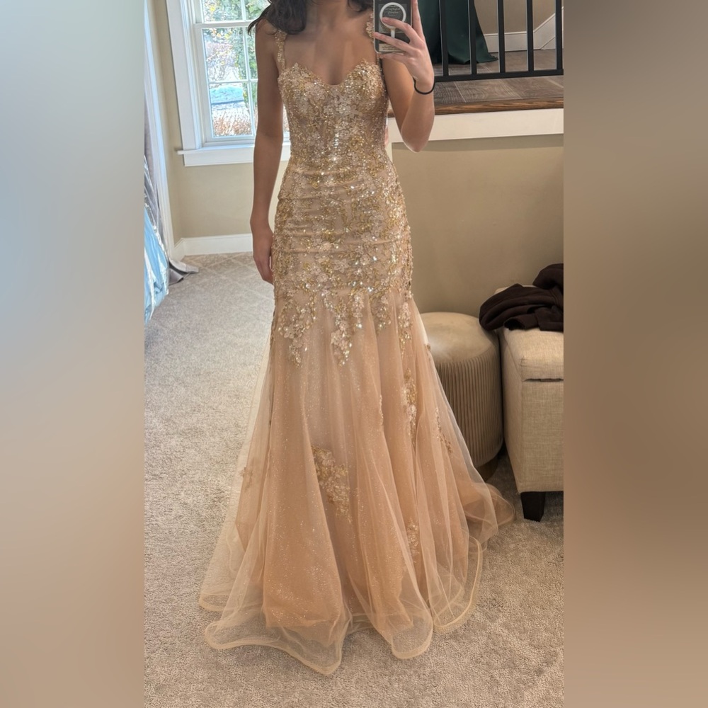 Elle Wilde prom dress
Size 00